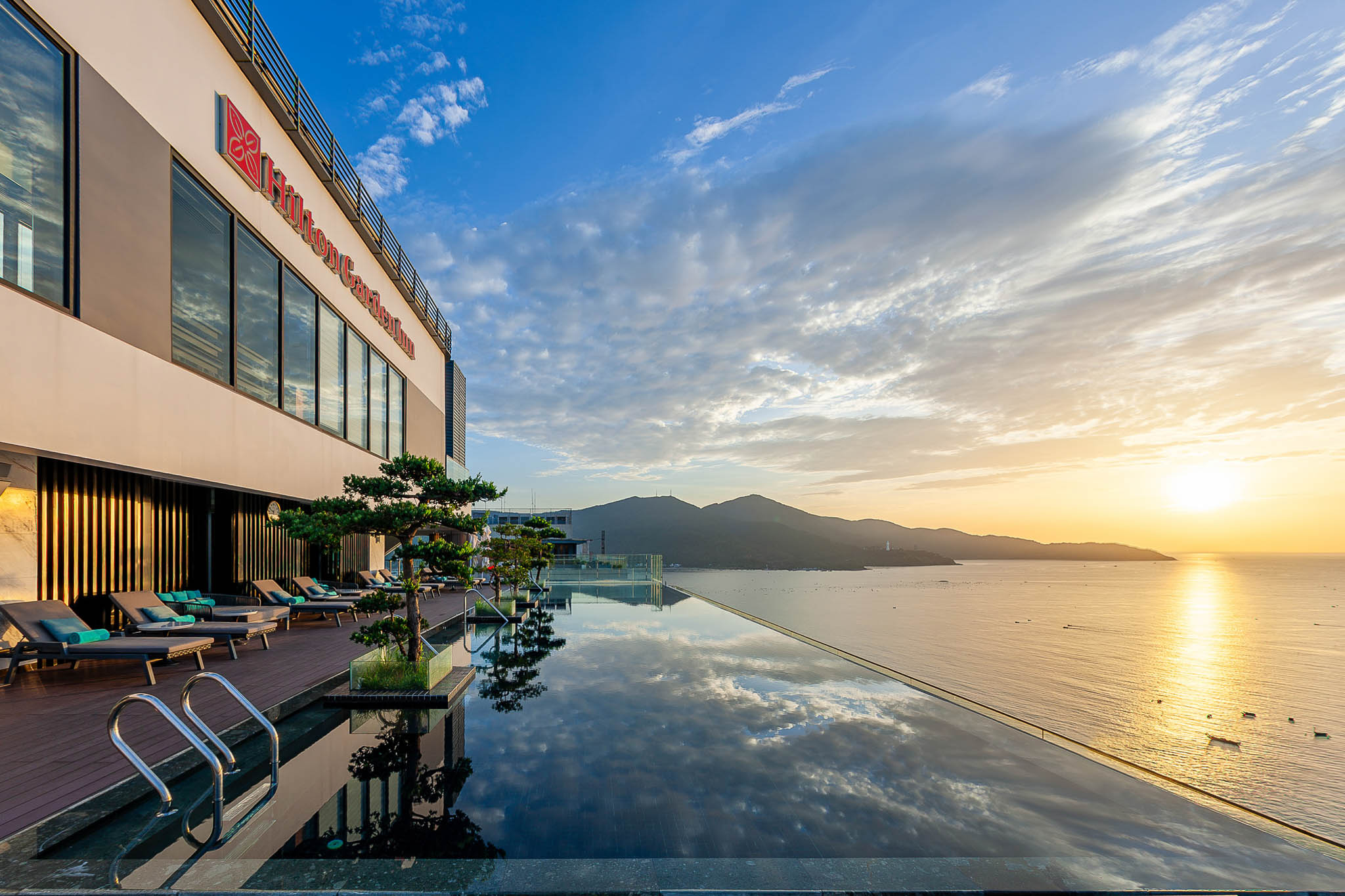 Rooftop infinity pool at sunrise, Hilton Garden Inn Da Nang